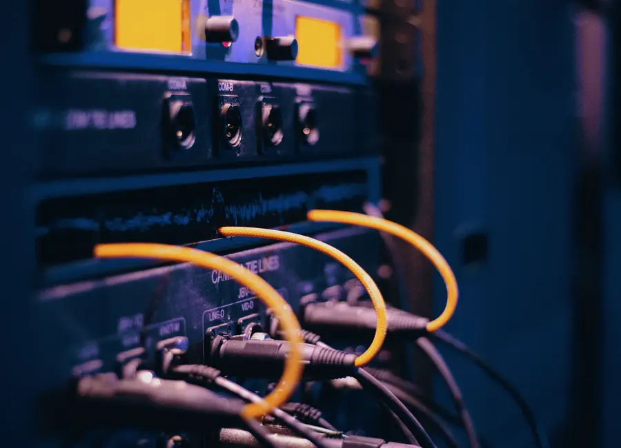 Câbles Ethernet connectés à un équipement réseau