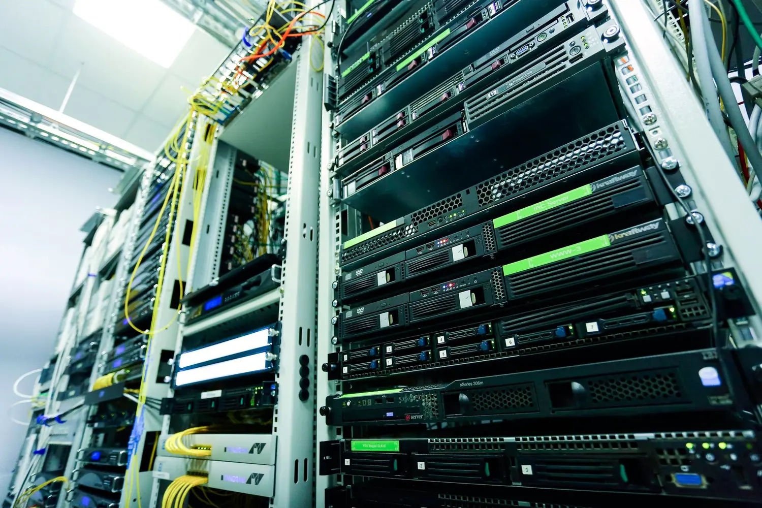Serveurs et équipements réseau dans une baie informatique